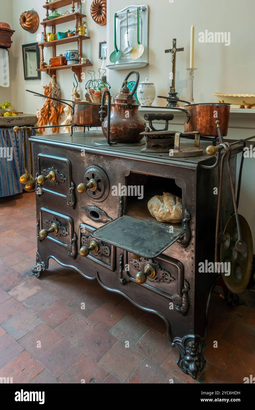 Poêle en fonte antique dans la cuisine à l'intérieur de la maison du clergé du 18ème siècle Schriek au village recréé dans le musée en plein air Bokrijk, Limbourg, Belgique Banque D'Images