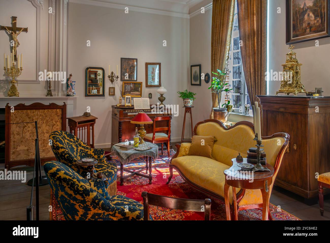 Meubles antiques dans le salon à l'intérieur du XVIIIe siècle maison du clergé Schriek au village recréé dans le musée en plein air Bokrijk, Limbourg, Flandre, Belgique Banque D'Images