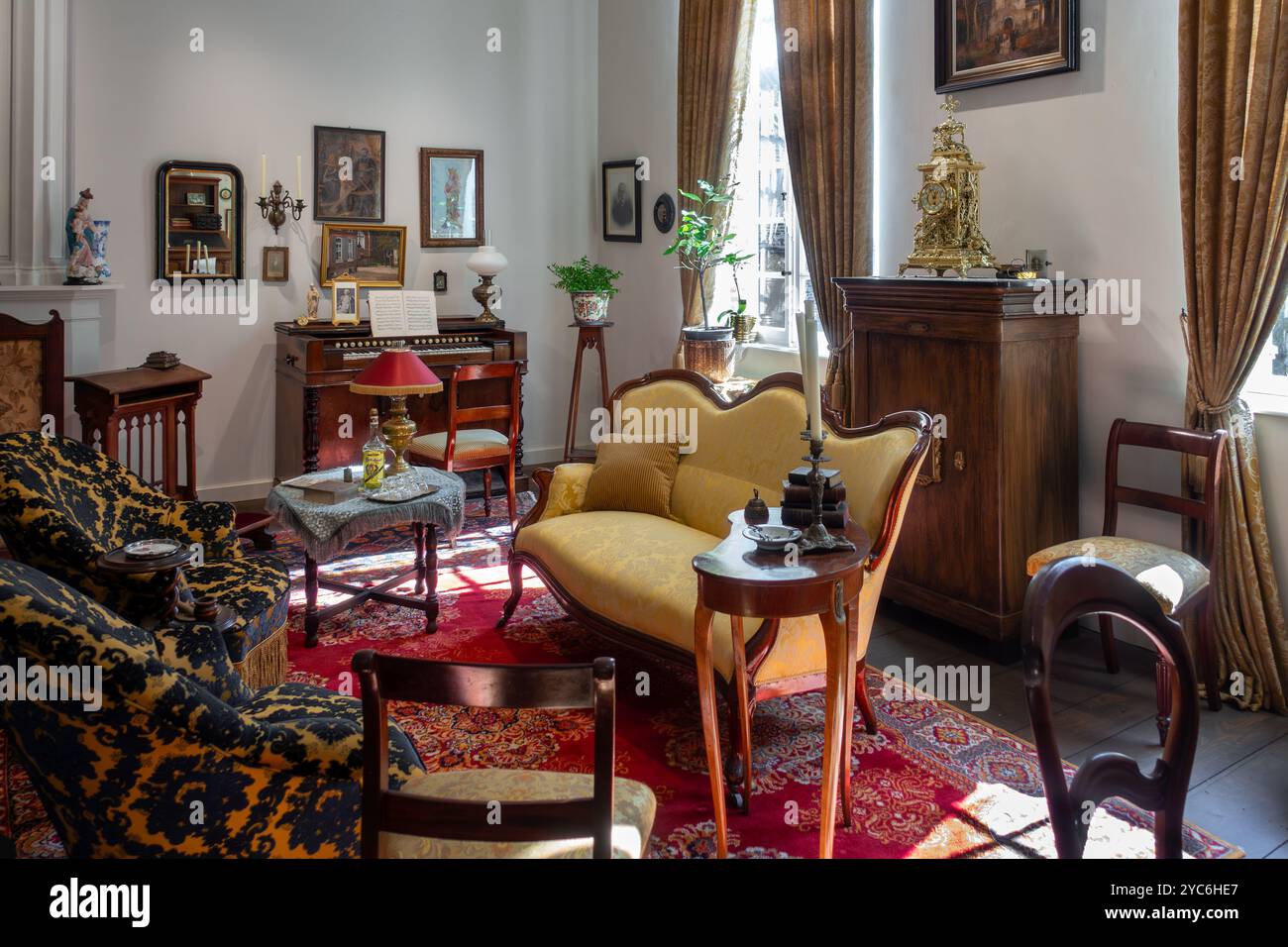 Meubles antiques dans le salon à l'intérieur du XVIIIe siècle maison du clergé Schriek au village recréé dans le musée en plein air Bokrijk, Limbourg, Flandre, Belgique Banque D'Images