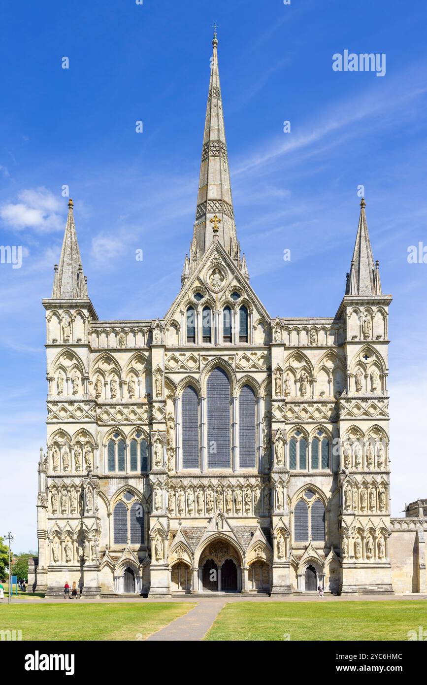 Cathédrale de Salisbury et la flèche médiévale , la plus haute flèche en Angleterre, Salisbury UK Salisbury Wiltshire England UK GB Europe Banque D'Images