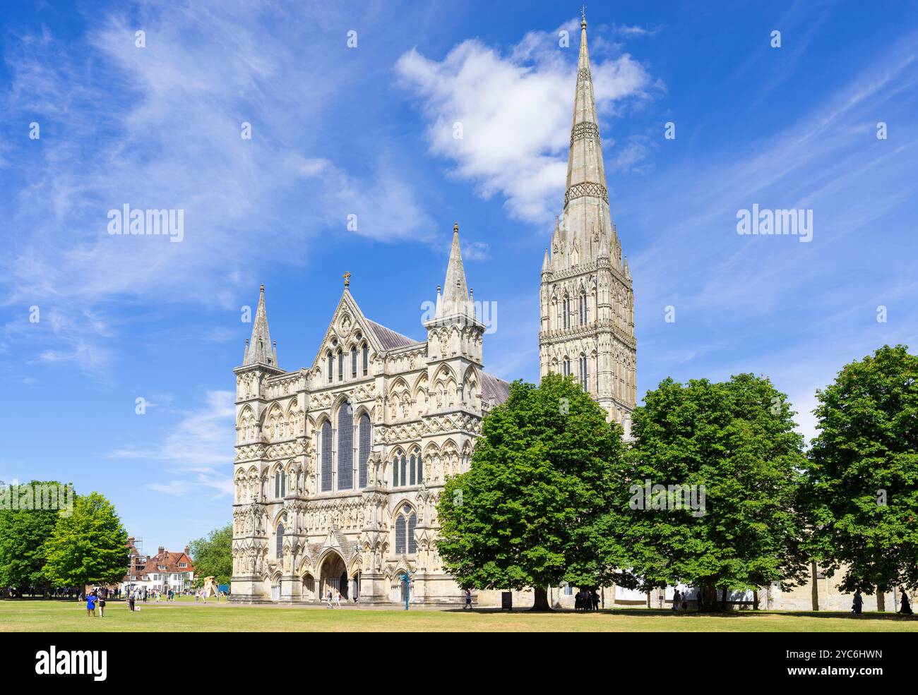 Cathédrale de Salisbury avec sa grande flèche médiévale Cathédrale proche Salisbury UK Salisbury Wiltshire Angleterre GB Europe Banque D'Images