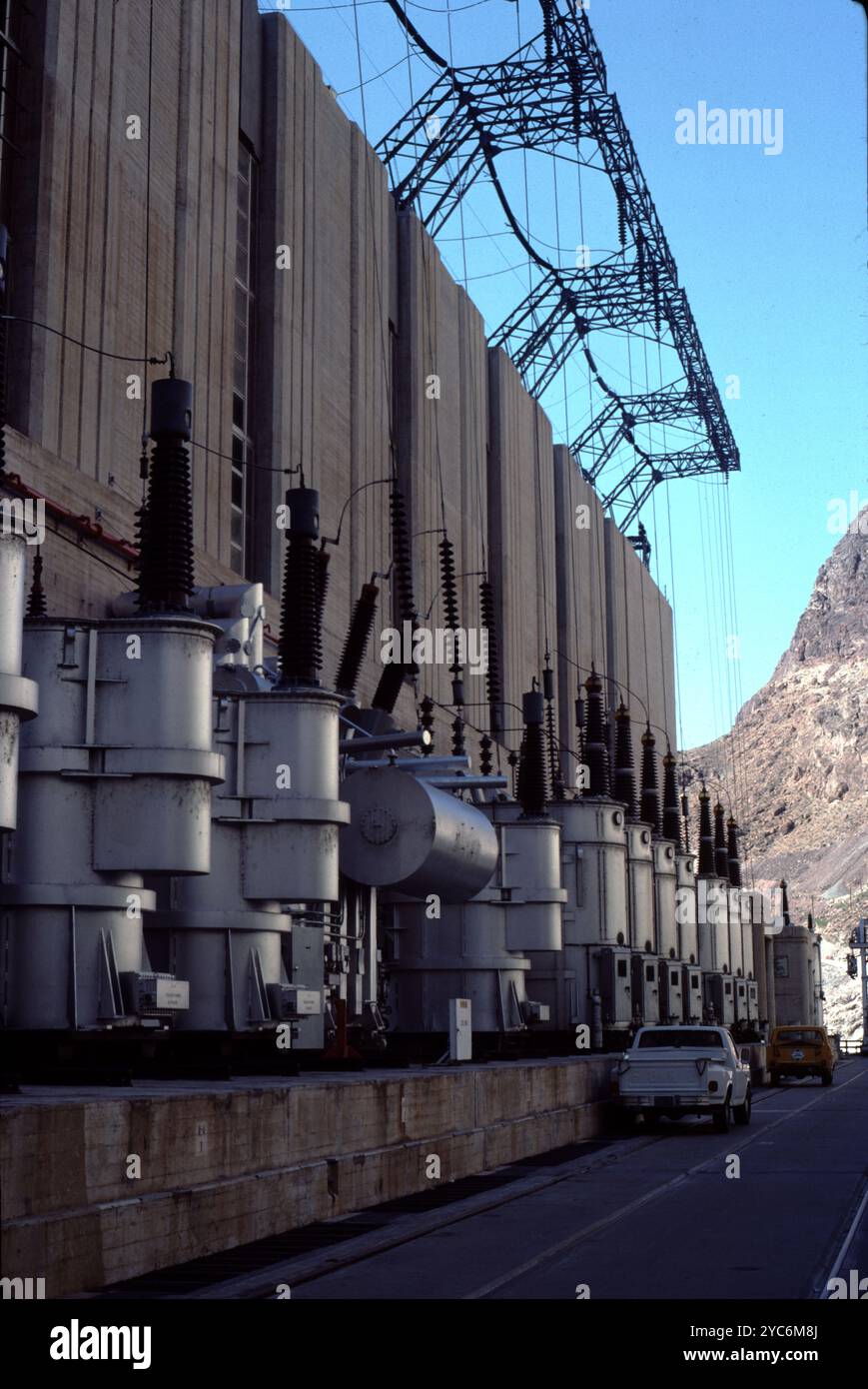 Boulder City, Nevada. ÉTATS-UNIS 1983. Barrage Hoover. Construit 1931-36. Le barrage est un barrage gravitationnel en béton dans le Black Canyon du fleuve Colorado. Enserre le lac Mead. Max. Capacité de production électrique : 1 345 Mega Watts. Banque D'Images