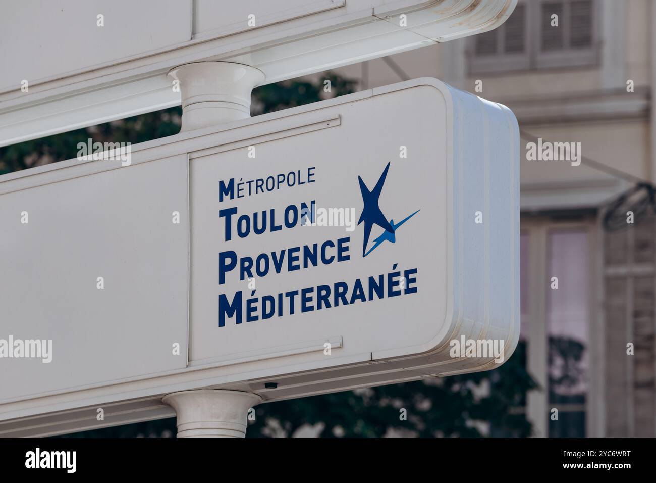 Toulon, France - 10 juillet 2024 : Un panneau à Toulon indiquant qu'il s'agit de la ville de Toulon, en Provence Banque D'Images