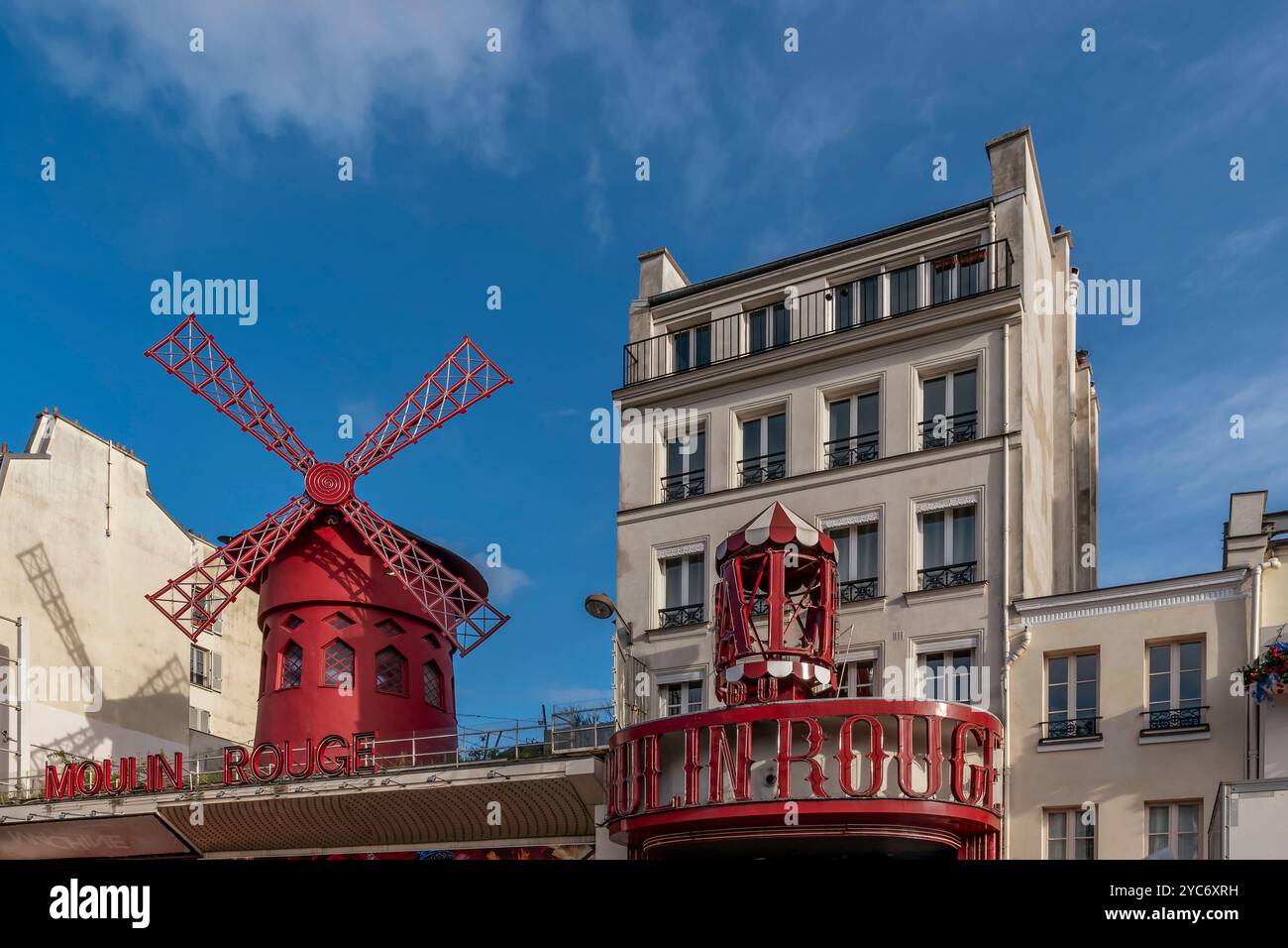 Le célèbre cabaret du Moulin Rouge à Paris, France par une journée ensoleillée Banque D'Images