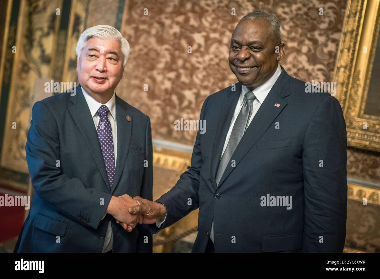 Naples, Italie. 19 octobre 2024. Le secrétaire américain à la Défense, Lloyd Austin, à droite, salue le ministre japonais de la Défense, Gen Nakatani, à gauche, avant une réunion bilatérale en marge de la réunion des ministres de la Défense du G7, le 19 octobre 2024 à Naples, en Italie. Crédit : Chad McNeeley/DOD photo/Alamy Live News Banque D'Images