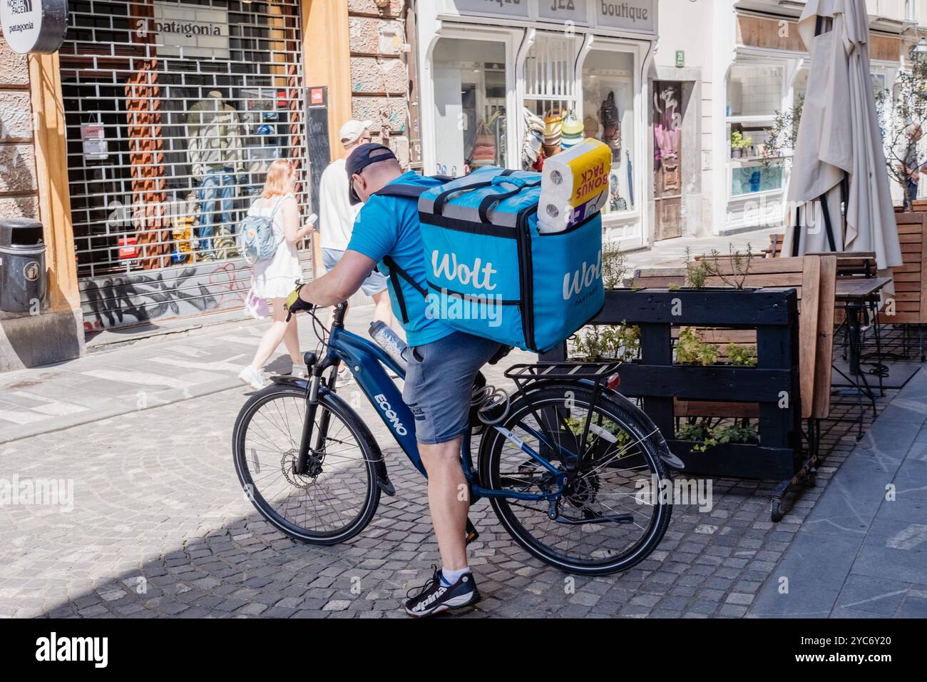 Ljubljana, Slovénie - 6 juillet 2024 livreur Wolt à Ljubljana, Slovénie, à vélo dans le centre-ville. Banque D'Images