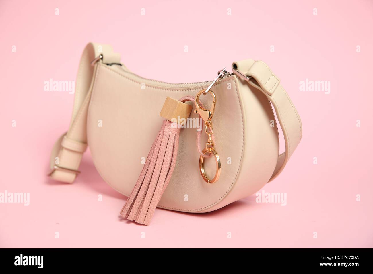 Sac avec porte-clés en cuir sur fond rose, gros plan Banque D'Images