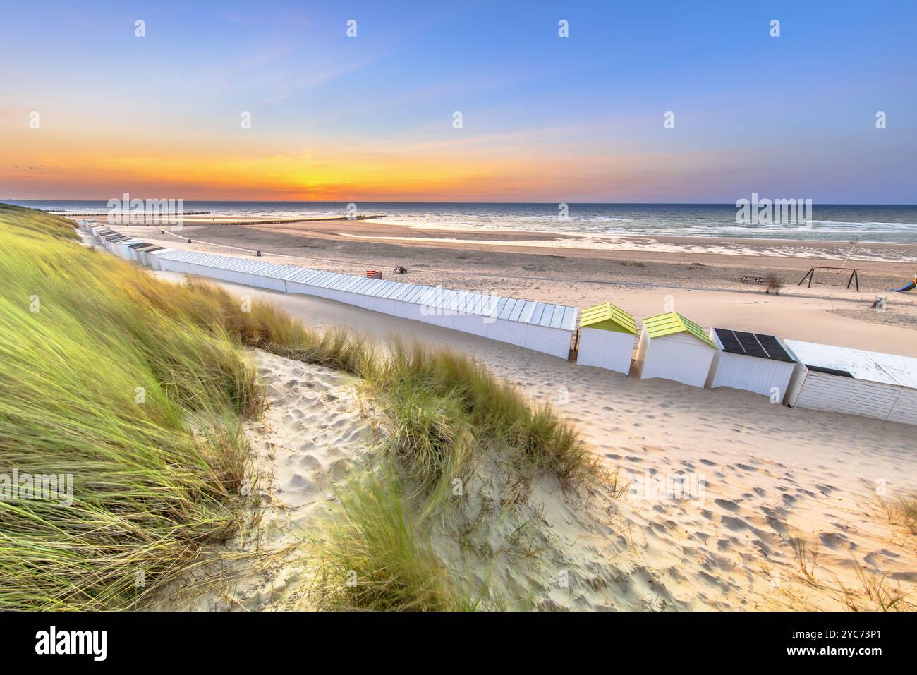 Maisons de plage sur la plage de Westkapelle vue depuis les dunes de Zeeland au coucher du soleil, pays-Bas. Paysage scène de la nature en Europe. Banque D'Images Maisons de plage sur la plage de Westkapelle vue depuis les dunes de Zeeland au coucher du soleil, pays-Bas. Paysage scène de la nature en Europe. Banque D'Images