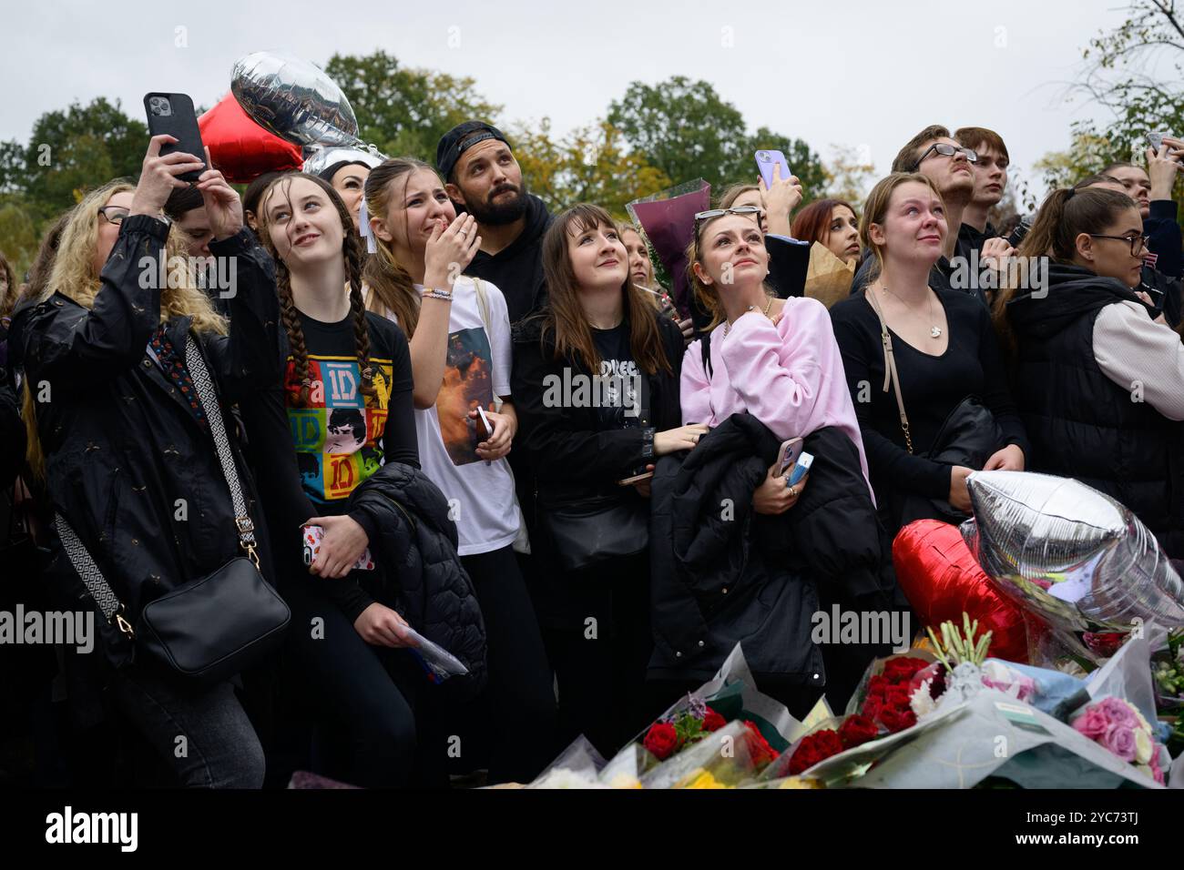 Londres, Royaume-Uni. 21 octobre 2024. 20 octobre 2024. Une veillée a lieu à Kensington Gardens, Londres en mémoire de l'ancien membre du groupe One Direction Liam Payne qui est mort après être tombé du troisième étage d'un balcon d'hôtel à Buenos Aires, en Argentine. C'était l'un des nombreux mémoriaux organisés à travers le monde aujourd'hui pour le chanteur. Crédit : Justin Griffiths-Williams/Alamy Live News Banque D'Images