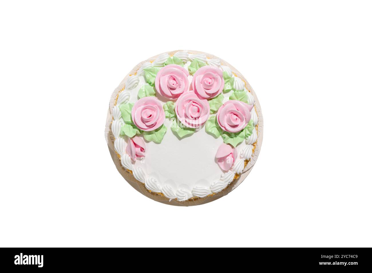 Un gâteau avec glaçage rose et feuilles vertes sur le dessus. Le gâteau est rond et a une base blanche. Dessert isolé sur fond blanc. Banque D'Images