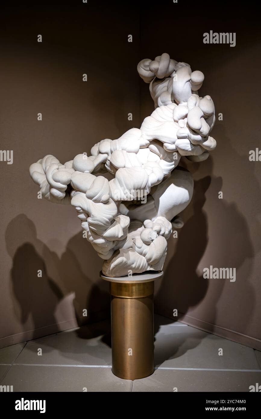 Eberly Minerals and Gems Gallery béton de grès Washington DC // WASHINGTON DC — la galerie Eberly Minerals and Gems présente une concrétion de grès naturel de Fontainebleau, France, qui démontre le processus de cimentation du quartz dans la formation rocheuse sédimentaire. Ce spécimen illustre comment de minuscules cristaux de quartz lient les grains de sable pour former de la roche solide, contrastant avec les grands cristaux de quartz exposés ailleurs dans la galerie. Banque D'Images