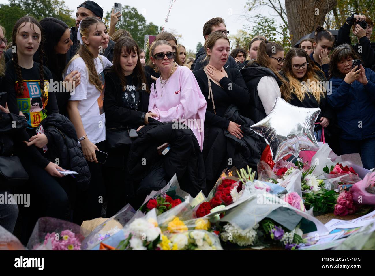 Londres, Royaume-Uni. 21 octobre 2024. 20 octobre 2024. Une veillée a lieu à Kensington Gardens, Londres en mémoire de l'ancien membre du groupe One Direction Liam Payne qui est mort après être tombé du troisième étage d'un balcon d'hôtel à Buenos Aires, en Argentine. C'était l'un des nombreux mémoriaux organisés à travers le monde aujourd'hui pour le chanteur. Crédit : Justin Griffiths-Williams/Alamy Live News Banque D'Images