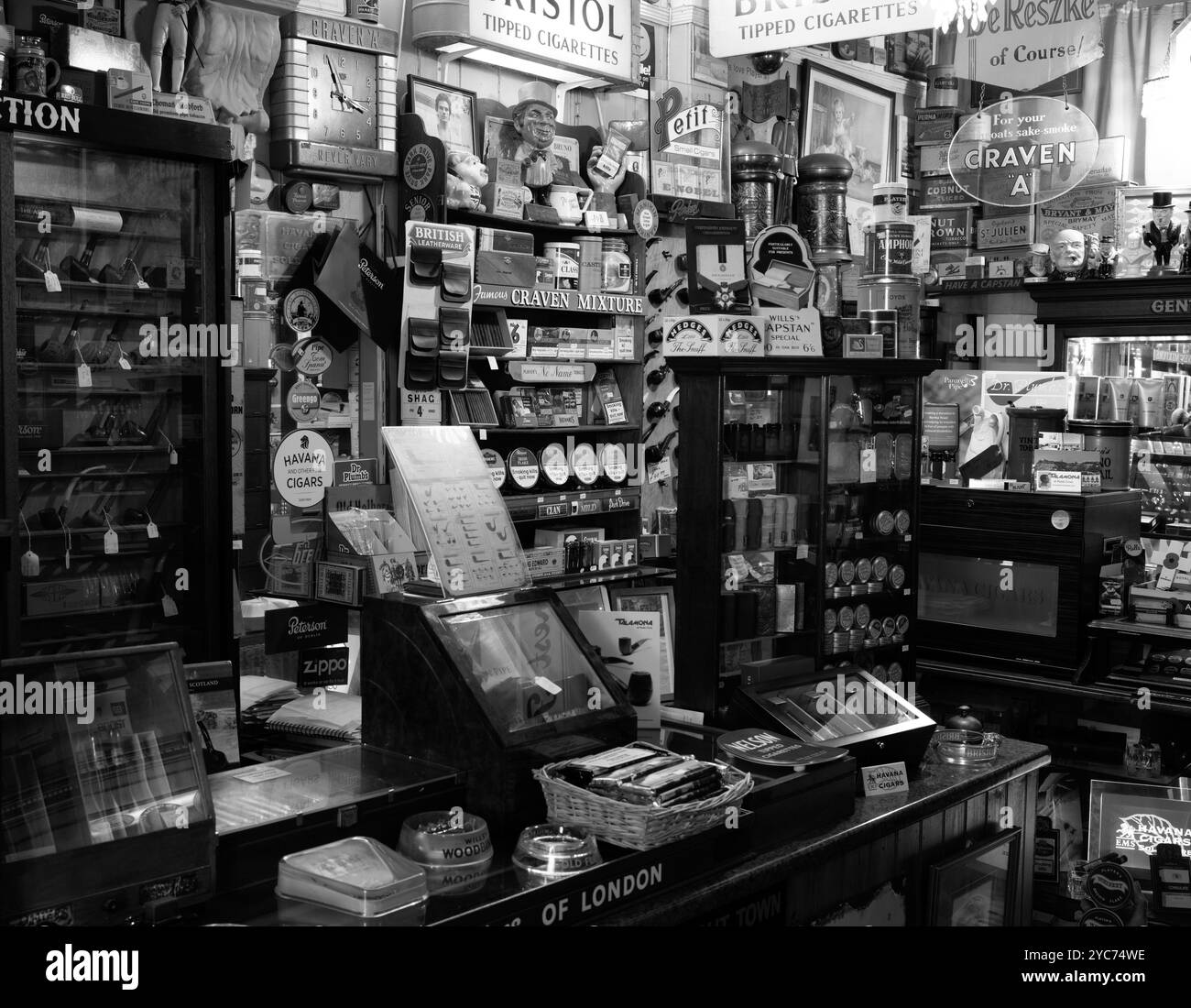 Vue intérieure des produits du tabac à vendre dans tabacs traditionnels. Banque D'Images