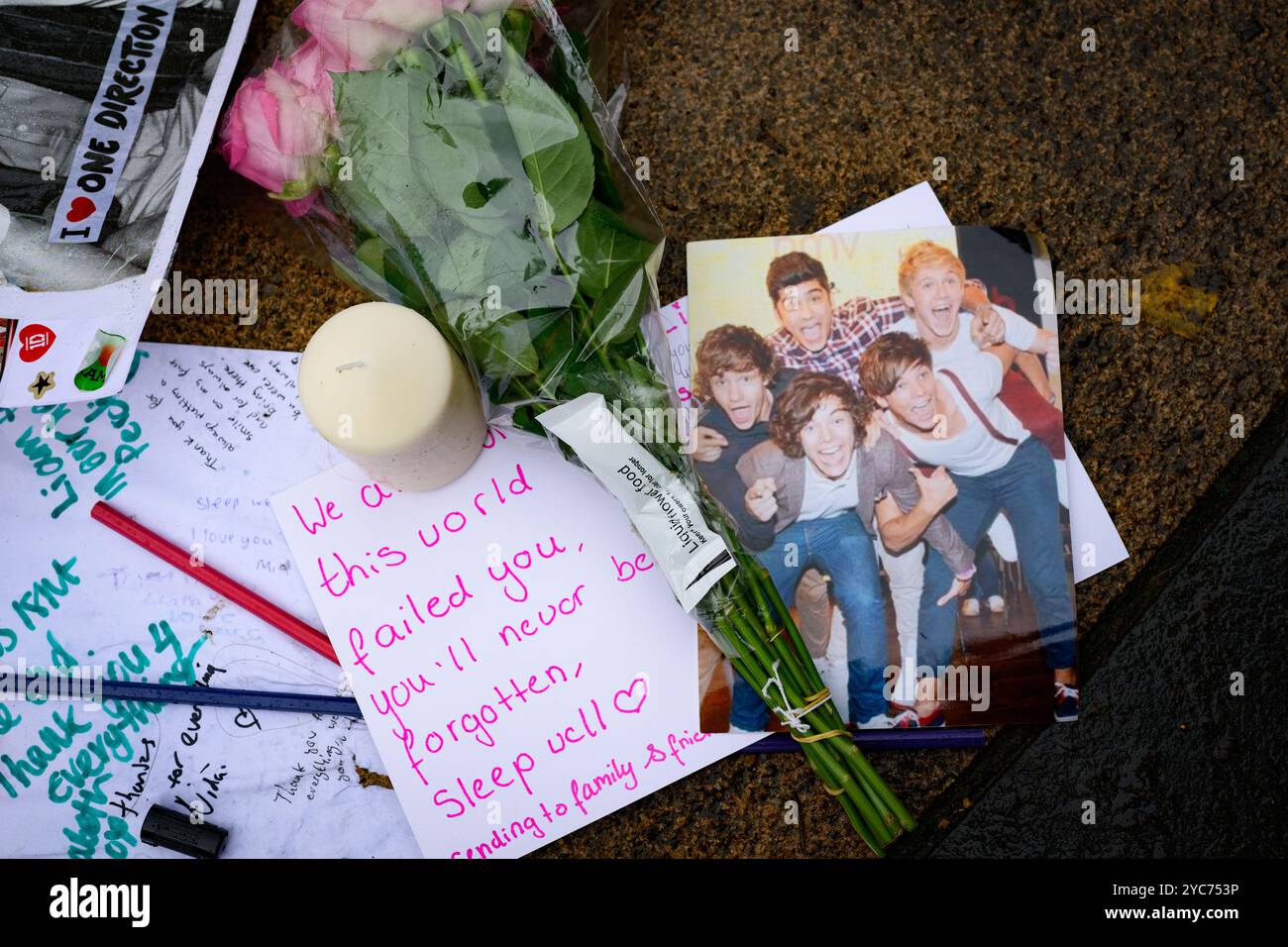 Londres, Royaume-Uni. 21 octobre 2024. 20 octobre 2024. Une veillée a lieu à Kensington Gardens, Londres en mémoire de l'ancien membre du groupe One Direction Liam Payne qui est mort après être tombé du troisième étage d'un balcon d'hôtel à Buenos Aires, en Argentine. C'était l'un des nombreux mémoriaux organisés à travers le monde aujourd'hui pour le chanteur. Crédit : Justin Griffiths-Williams/Alamy Live News Banque D'Images