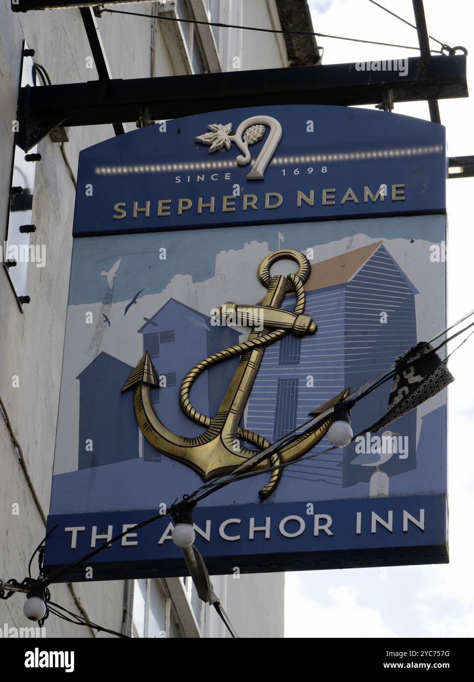 Panneau traditionnel de pub suspendu à l'Anchor Inn - a Shepherd Neame public House - George Street, Hastings Old Town, Hastings, East Sussex, Angleterre, ROYAUME-UNI Banque D'Images