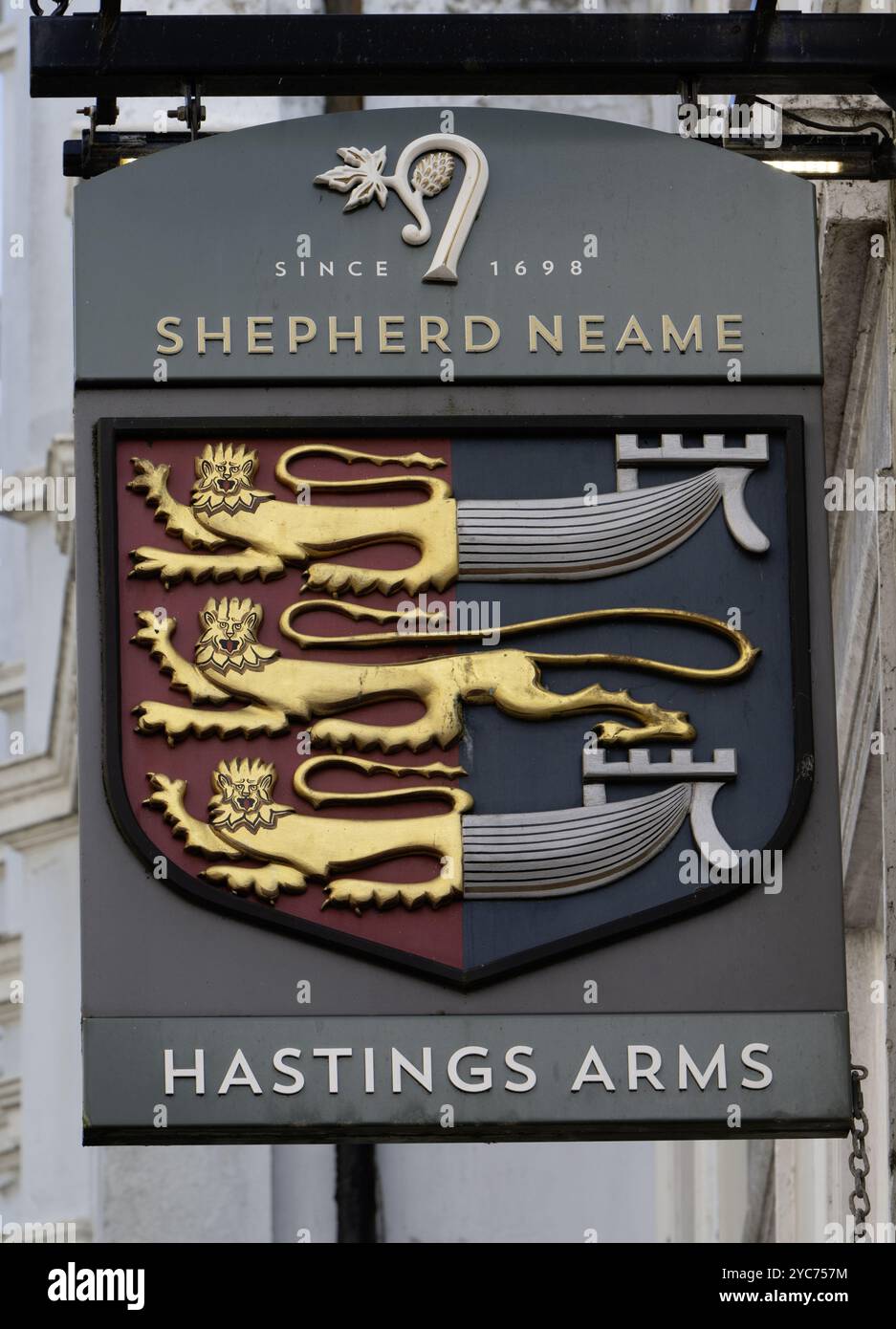 Panneau traditionnel de pub suspendu à Hastings Arms a Shepherd Neame public House, George Street, Hastings Old Town, Hastings, East Sussex, Angleterre, Royaume-Uni Banque D'Images