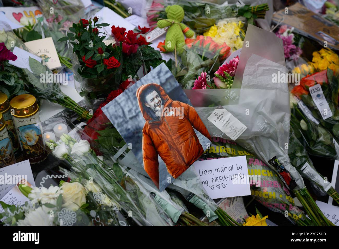 Londres, Royaume-Uni. 21 octobre 2024. 20 octobre 2024. Une veillée a lieu à Kensington Gardens, Londres en mémoire de l'ancien membre du groupe One Direction Liam Payne qui est mort après être tombé du troisième étage d'un balcon d'hôtel à Buenos Aires, en Argentine. C'était l'un des nombreux mémoriaux organisés à travers le monde aujourd'hui pour le chanteur. Crédit : Justin Griffiths-Williams/Alamy Live News Banque D'Images