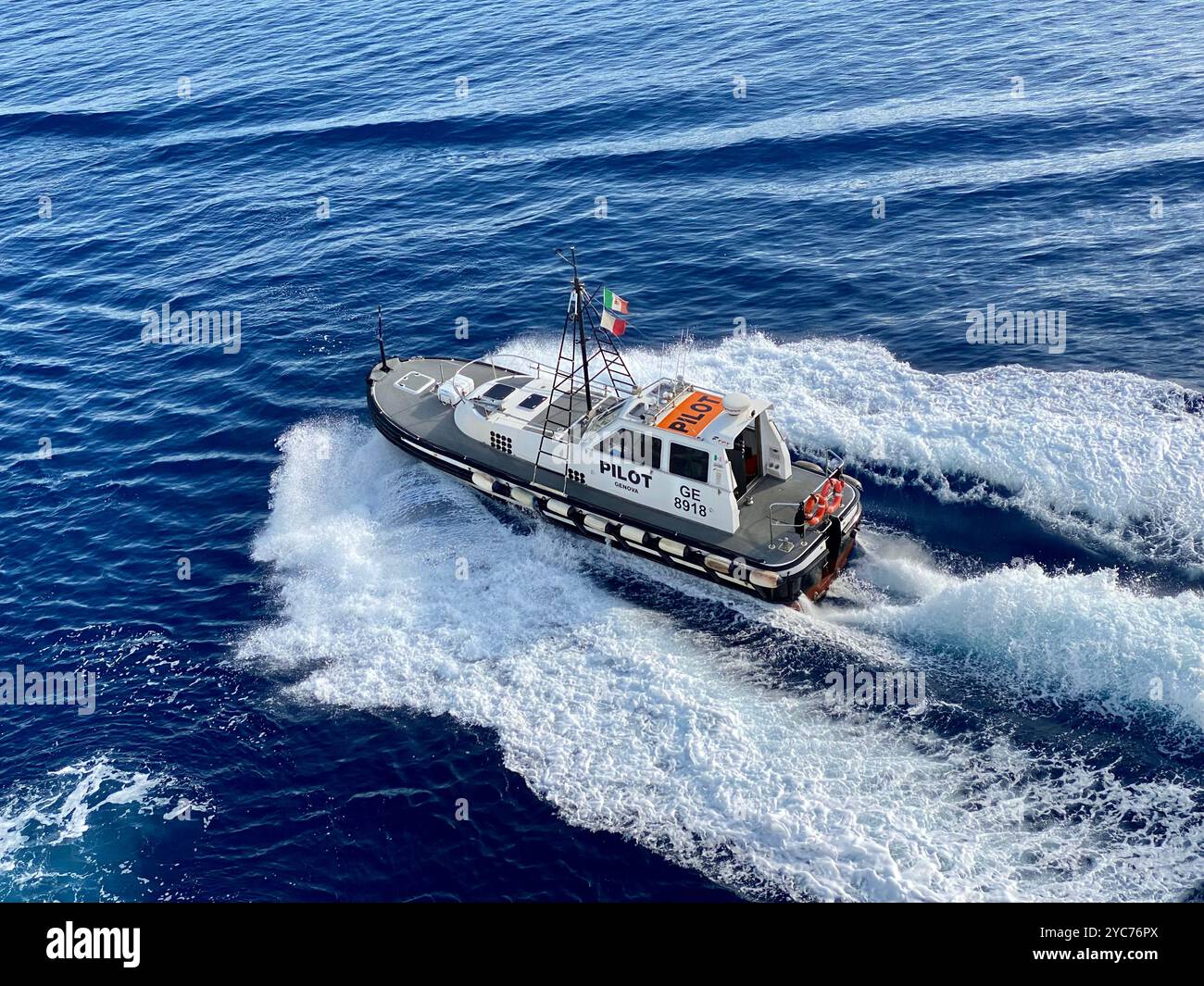 Bateau pilote venant le long d'un ferry au large de la côte de Gênes, Italie - Image de stock capturée avec un smartphone