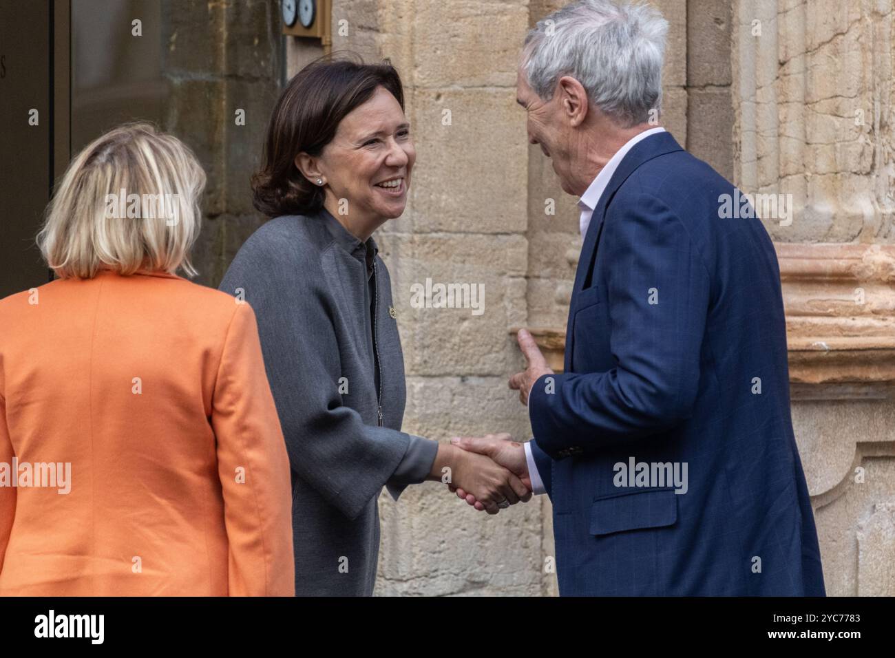 Oviedo, Espagne. 21 octobre 2024. Michael Ignatieff arrive à Oviedo et est accueilli par Teresa Sanjurjo, directrice de la Fondation Princesse des Asturies. Crédit : Javier Fernández Santiago / Alamy Live News Banque D'Images