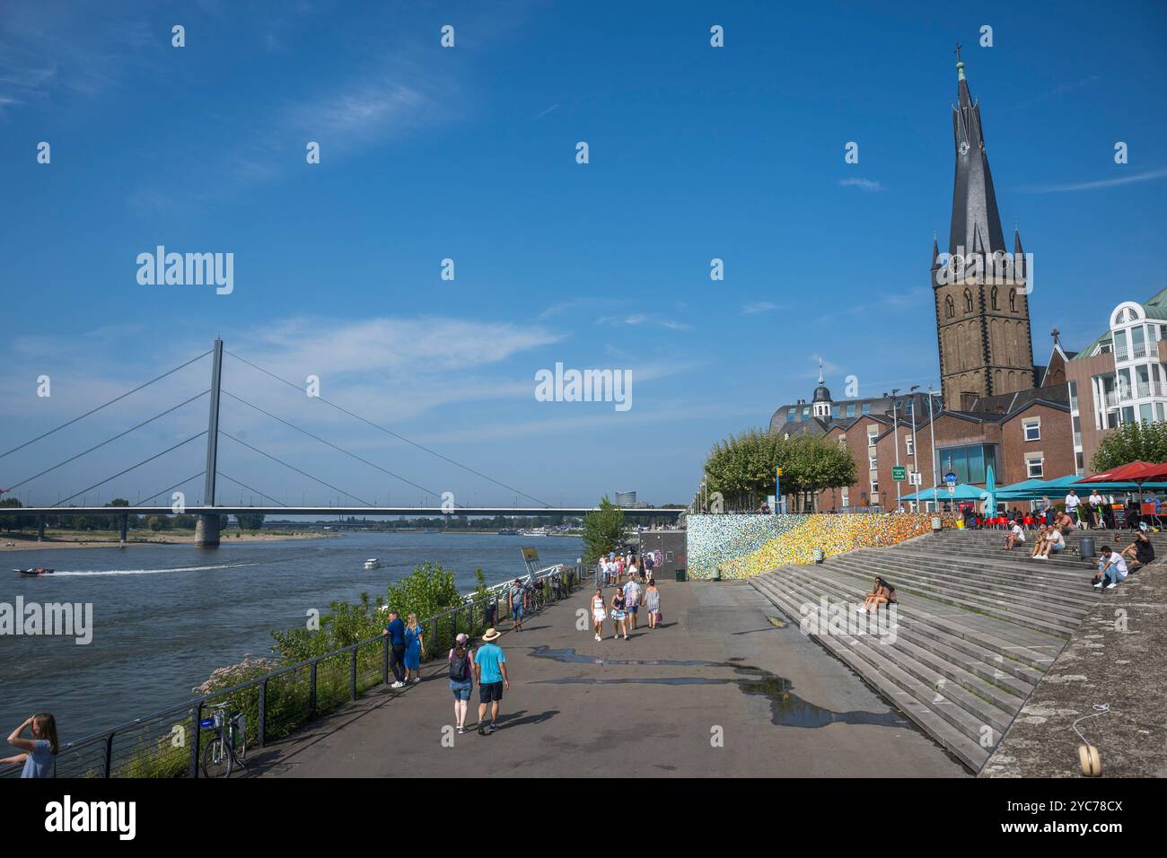 Vue sur la promenade du Rhin le long de la vieille ville de Dusseldorf, Allemagne. Banque D'Images