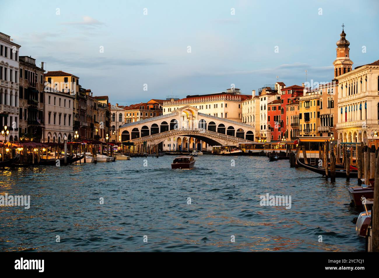 Vue panoramique sur le célèbre canal Grande avec le célèbre pont du Rialto au coucher du soleil à Venise. Photo de haute qualité Banque D'Images