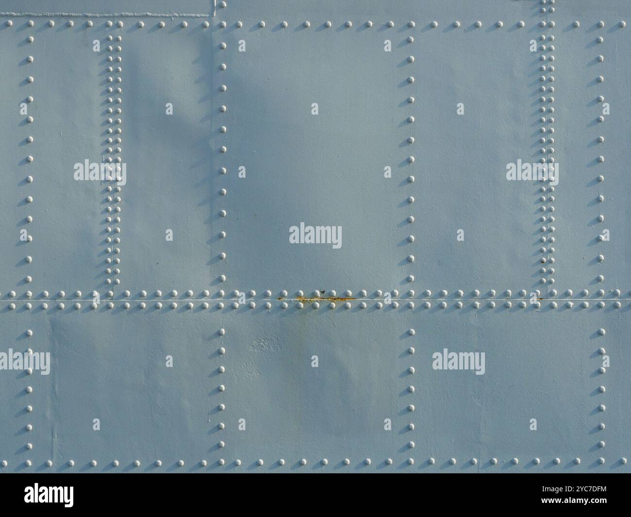 La coque blanche rivetée allie précision industrielle et simplicité élégante. Un motif intemporel à la fois moderne et nostalgique. Banque D'Images