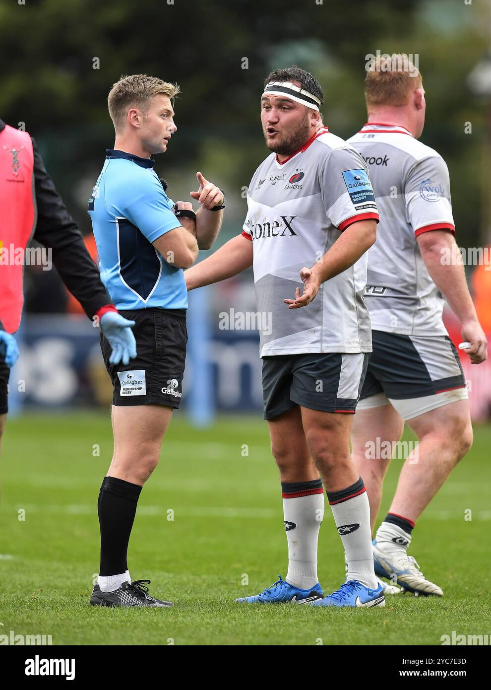 Christopher Ridley arbitre et Jamie George des Saracens en action pendant le match Harlequins v Saracens, Gallagher Premiership Round 4 Derby Weekend, Banque D'Images