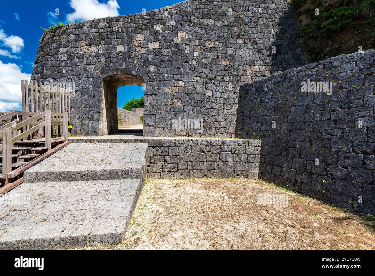 Vue des ruines du château d'Urasoe à Okinawa, Japon, site de la seconde Guerre mondiale de la bataille de Hacksaw Ridge Banque D'Images