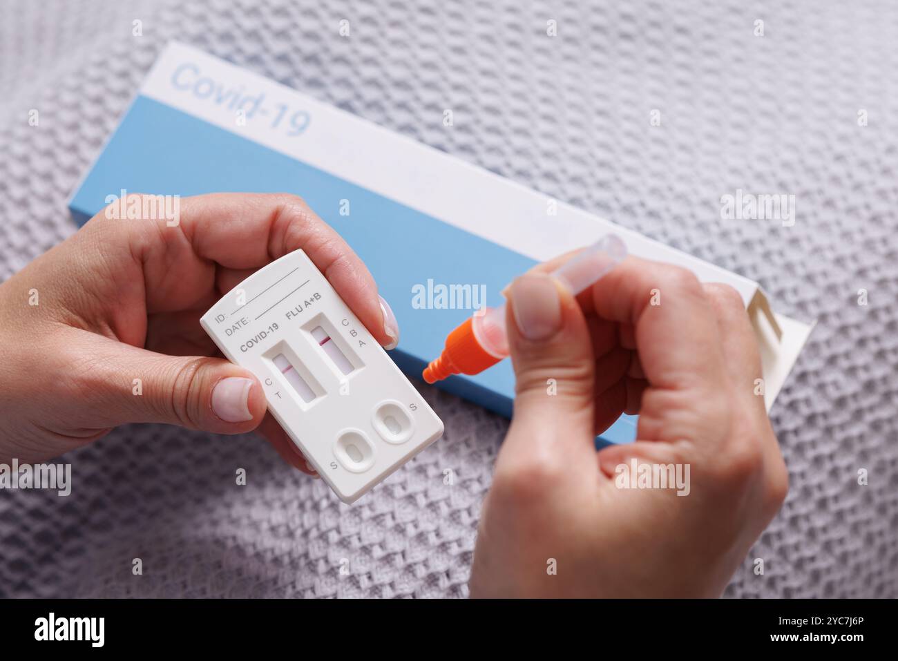 femme se teste pour une nouvelle souche de coronavirus à la maison, test de détection des antigènes covid-19 et des virus de la grippe, diagnostic de la maladie Banque D'Images