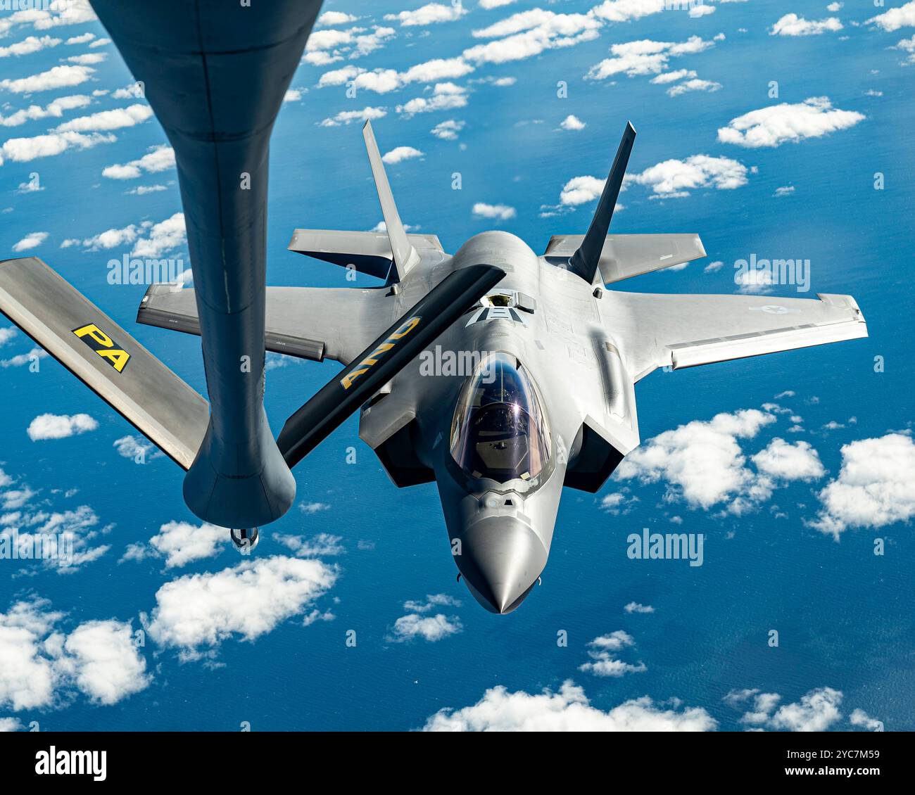 Atlantic City, États-Unis. 10 octobre 2024. Un avion de chasse furtif F-35A Lightning II de l'US Air Force avec les Green Mountain Boys de la 158th Fighter Wing, approche pour faire le plein d'un avion KC-135 Stratotanker, le 10 octobre 2024 au large d'Atlantic City, New Jersey. Crédit : TSGT. Zoe Wockenfuss/U.S. Air Force/Alamy Live News Banque D'Images