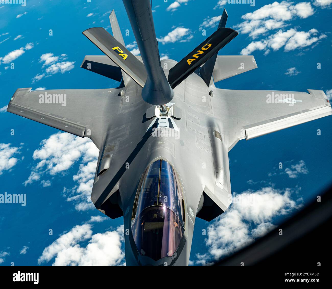 Atlantic City, États-Unis. 10 octobre 2024. Un avion de chasse furtif F-35A Lightning II de l'US Air Force avec les Green Mountain Boys de la 158th Fighter Wing, ravitaillement d'un avion KC-135 Stratotanker, le 10 octobre 2024 au large d'Atlantic City, New Jersey. Crédit : TSGT. Zoe Wockenfuss/U.S. Air Force/Alamy Live News Banque D'Images