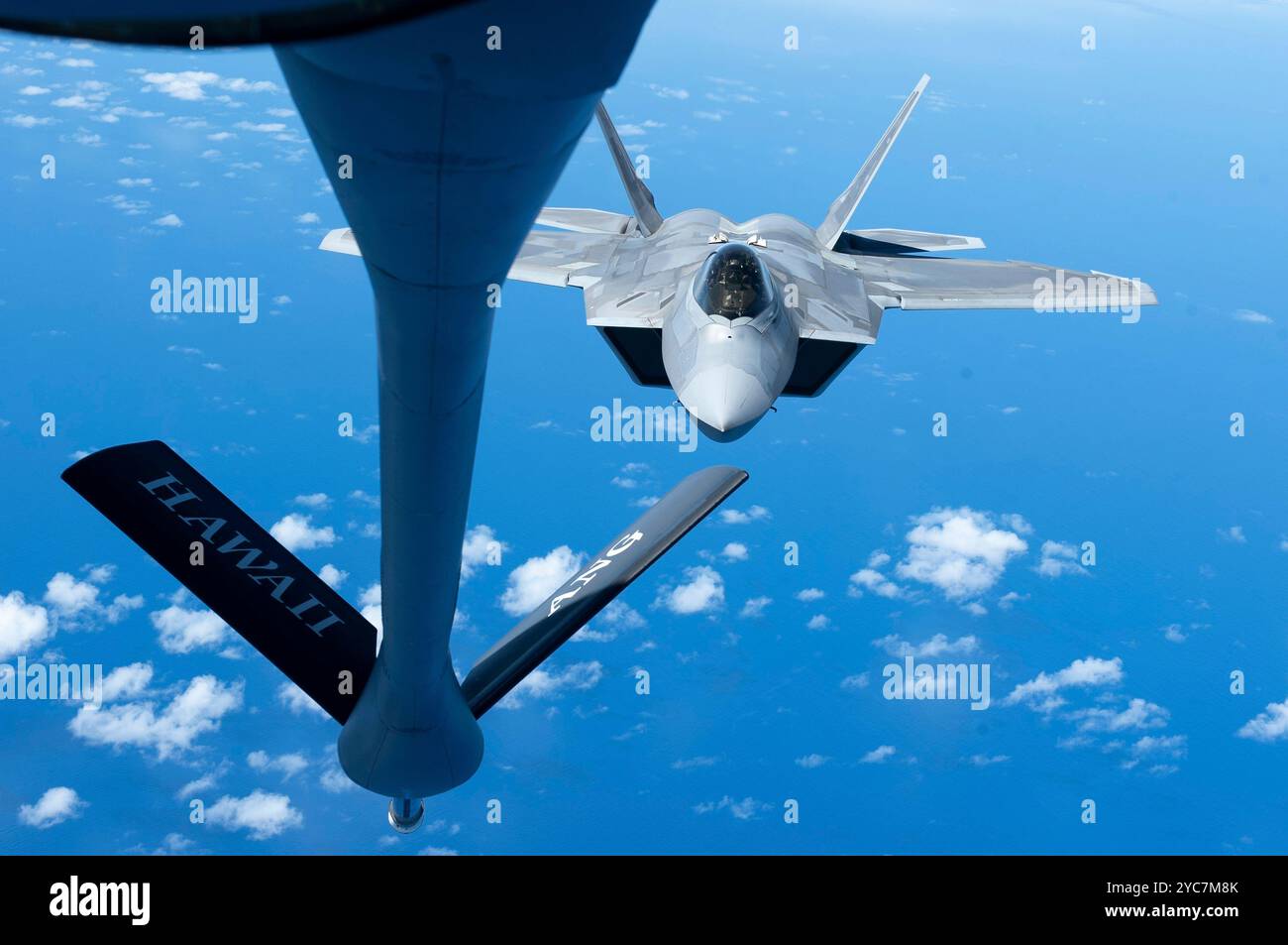 Honolulu, États-Unis. 10 octobre 2024. Un avion de chasse furtif F-22 Raptor de l'US Air Force affecté au 199th Fighter Squadron s'approche d'un avion KC-135 Stratotanker pour faire le plein lors d'une sortie avec le joint Pacific multinational Readiness Center, le 10 octobre 2024, au large des îles hawaïennes. Crédit : TSGT. John Linzmeier/U. S Air Force/Alamy Live News Banque D'Images