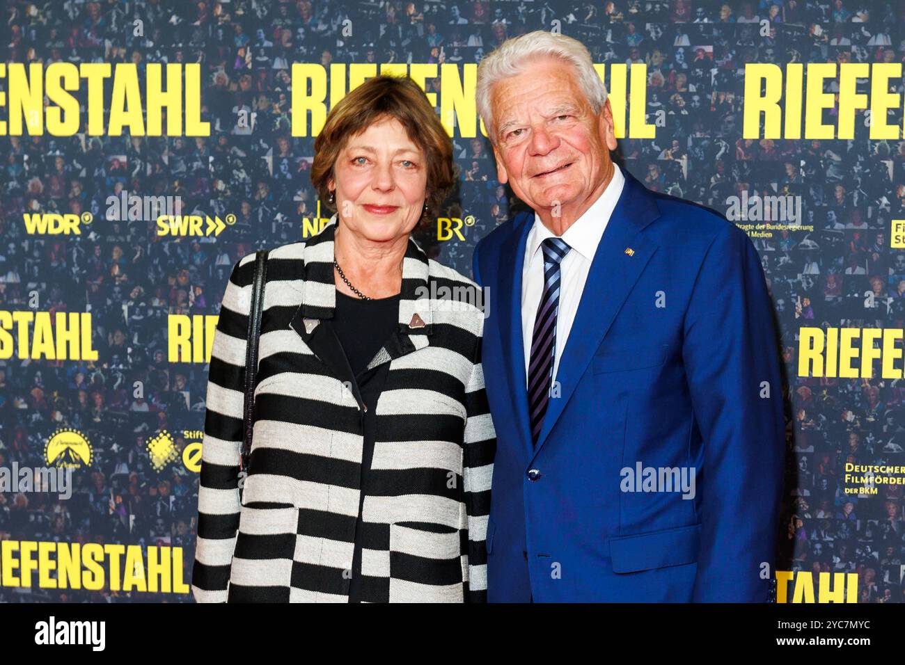 Première - Riefenstahl Daniela Schadt und Joachim Gauck BEI der Premiere zu Riefenstahl im Delphi-Filmpalast Kino AM 21.10.2024 à Berlin. *** Première Riefenstahl Daniela Schadt et Joachim Gauck à la première de Riefenstahl au cinéma Delphi Filmpalast le 21 10 2024 à Berlin Copyright : xEventpressxKochanx Banque D'Images