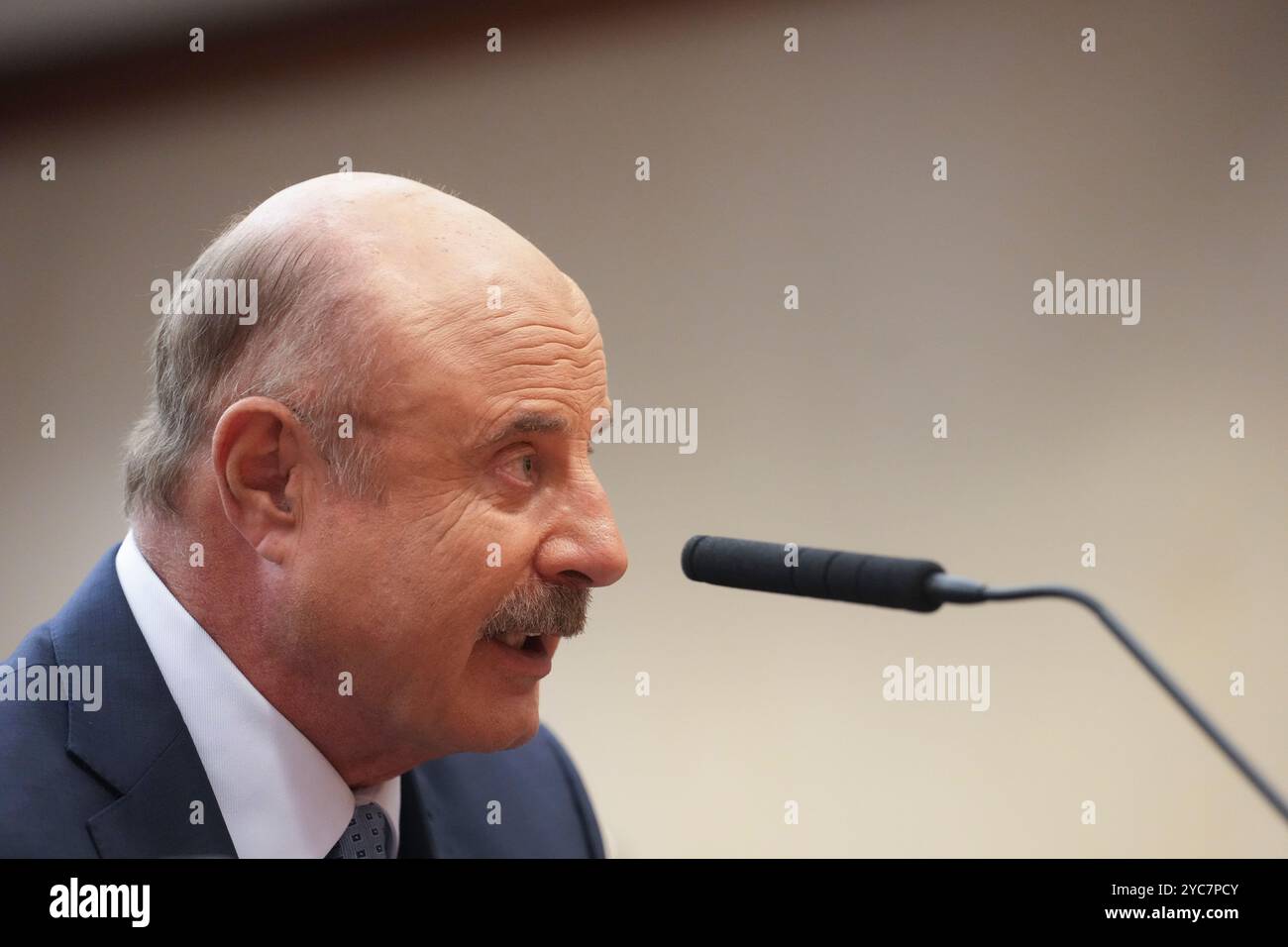 Austin, Texas, USA, 21 octobre 2024 : personnalité de la télévision américaine et auteur PHIL McGraw, connu professionnellement sous le nom de DR. PHIL, témoigne pendant deux heures devant le Comité de jurisprudence criminelle de la Texas House qui a émis une citation à comparaître de dernière minute pour sauver Robert Roberson de la chambre de la mort la semaine dernière. Roberson a été condamné il y a 20 ans pour le meurtre de sa fille de deux ans dans ce qui est devenu une condamnation douteuse. Crédit : Bob Daemmrich/Alamy Live News Banque D'Images