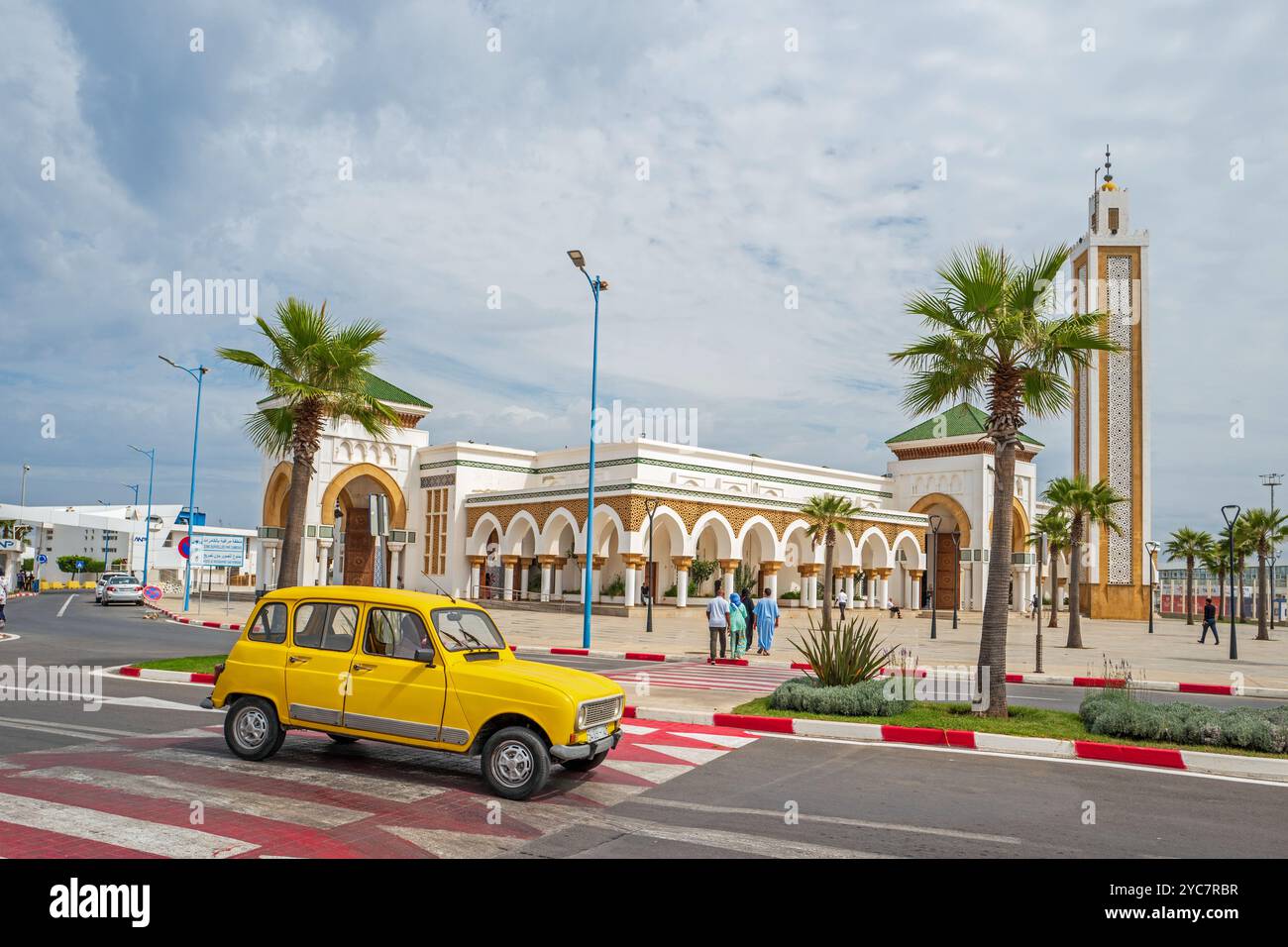 Mosquée Lalla Aabla adjacente au port, avec Renault 4 jaune au premier plan, Tanger, Maroc Banque D'Images