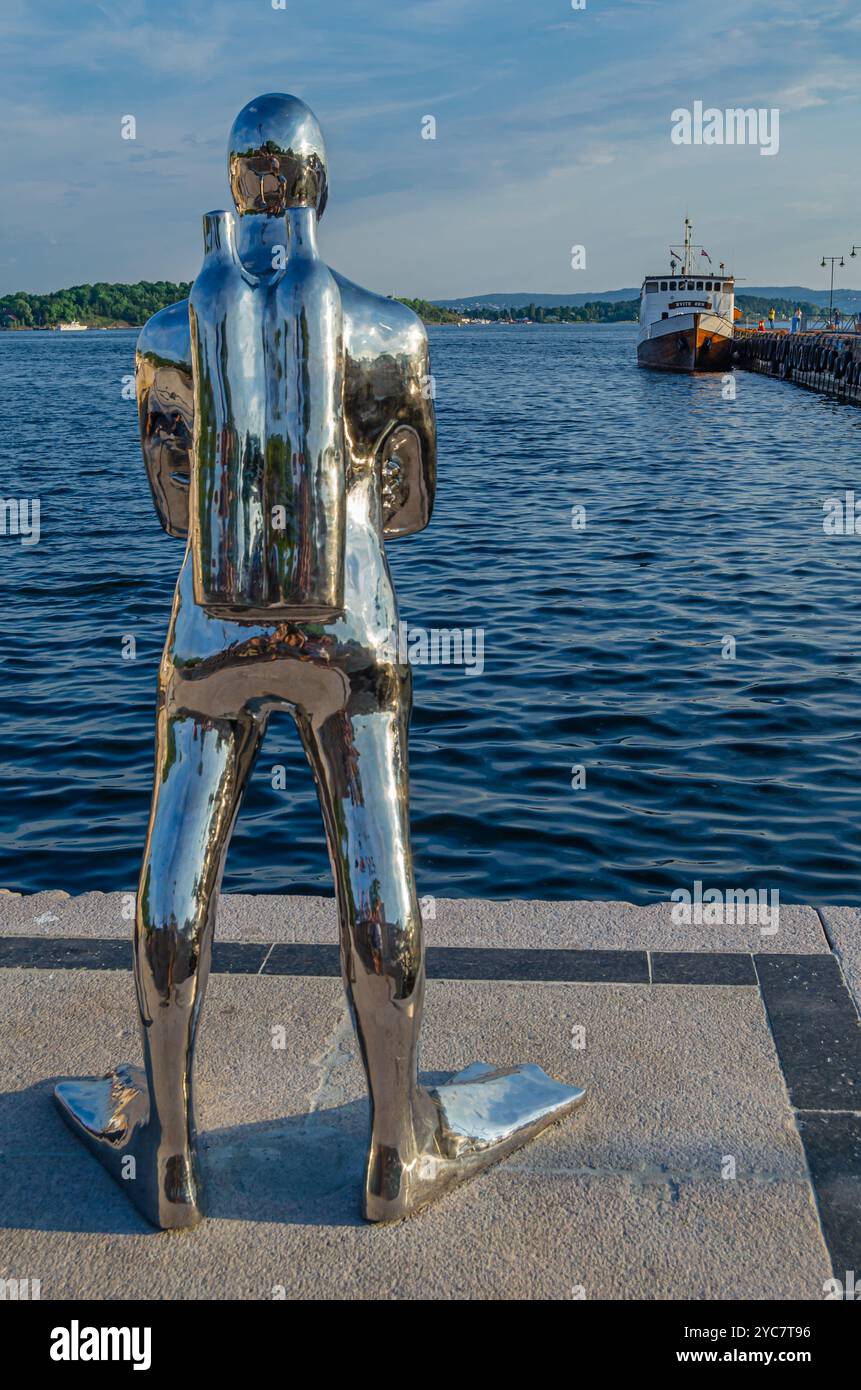 OSLO, NORVÈGE - 11 JUILLET 2014 : statue moderne 'Dykkaren' (plongeur), représentant un plongeur argenté, situé dans le port d'Oslo, Norvège, créé par Scul Banque D'Images