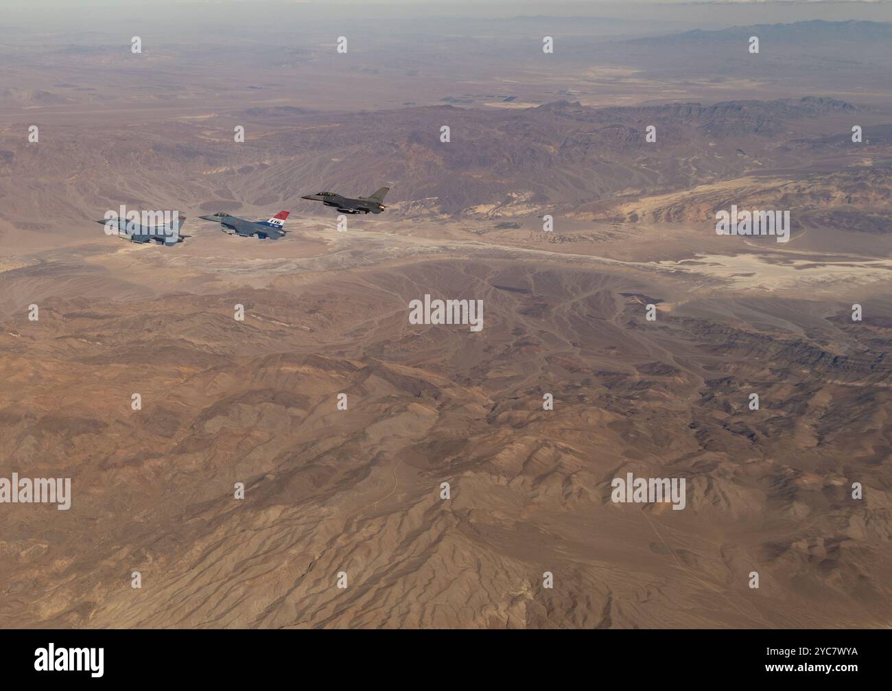 Trois F-16 de la Force aérienne en formation d'entraînement volant le 30 septembre 2024. La vallée de la mort fournit la toile de fond. (Photo de l'armée de l'air par Todd Schannuth) Banque D'Images