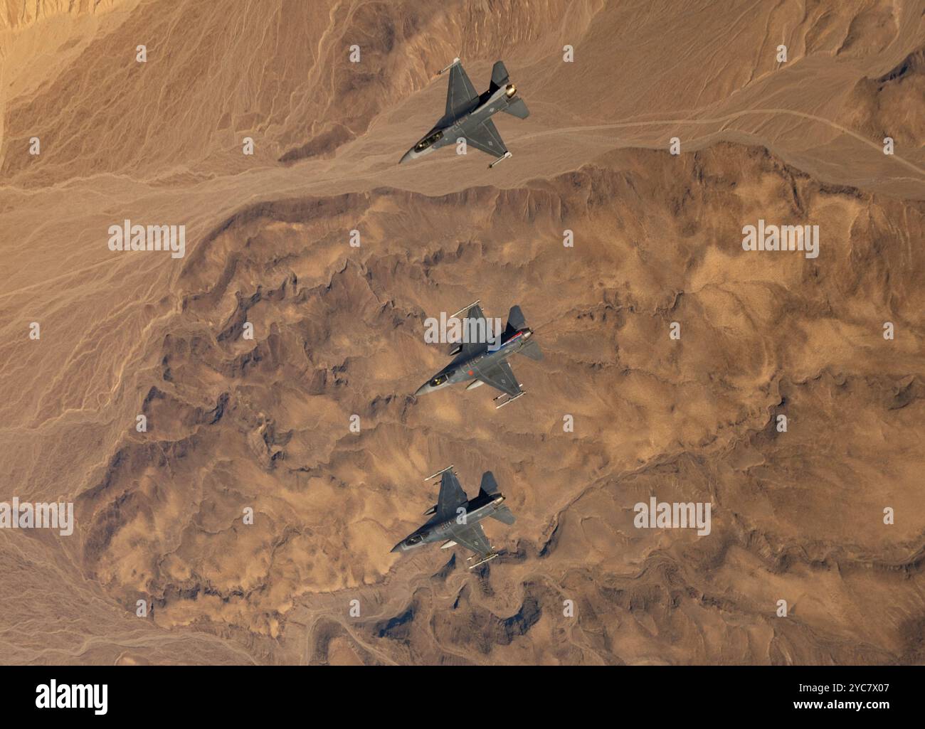 Trois F-16 de la Force aérienne volent le 30 septembre 2024 non loin de Death Valley. (Photo de l'armée de l'air par Todd Schannuth) Banque D'Images