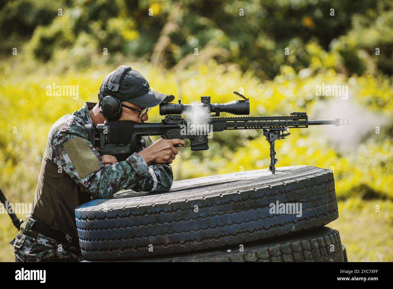 Un officier de la police nationale philippine tire son arme lors d'une compétition de tireurs d'élite avec les forces armées philippines, les Marines de la République de Corée et les Marines américains affectés à la 15e unité expéditionnaire des Marines, dans le cadre de l'exercice KAMANDAG 8 à la base des Marines Gregorio Lim, Ternate, Philippines, 19 octobre 2024. KAMANDAG est un exercice annuel dirigé par le corps des Marines philippins et le corps des Marines des États-Unis visant à renforcer les capacités de défense et humanitaires des Forces armées des Philippines en fournissant une formation précieuse dans des opérations combinées avec des militaires étrangers dans la promotion d'un Indo-PAC libre et ouvert Banque D'Images