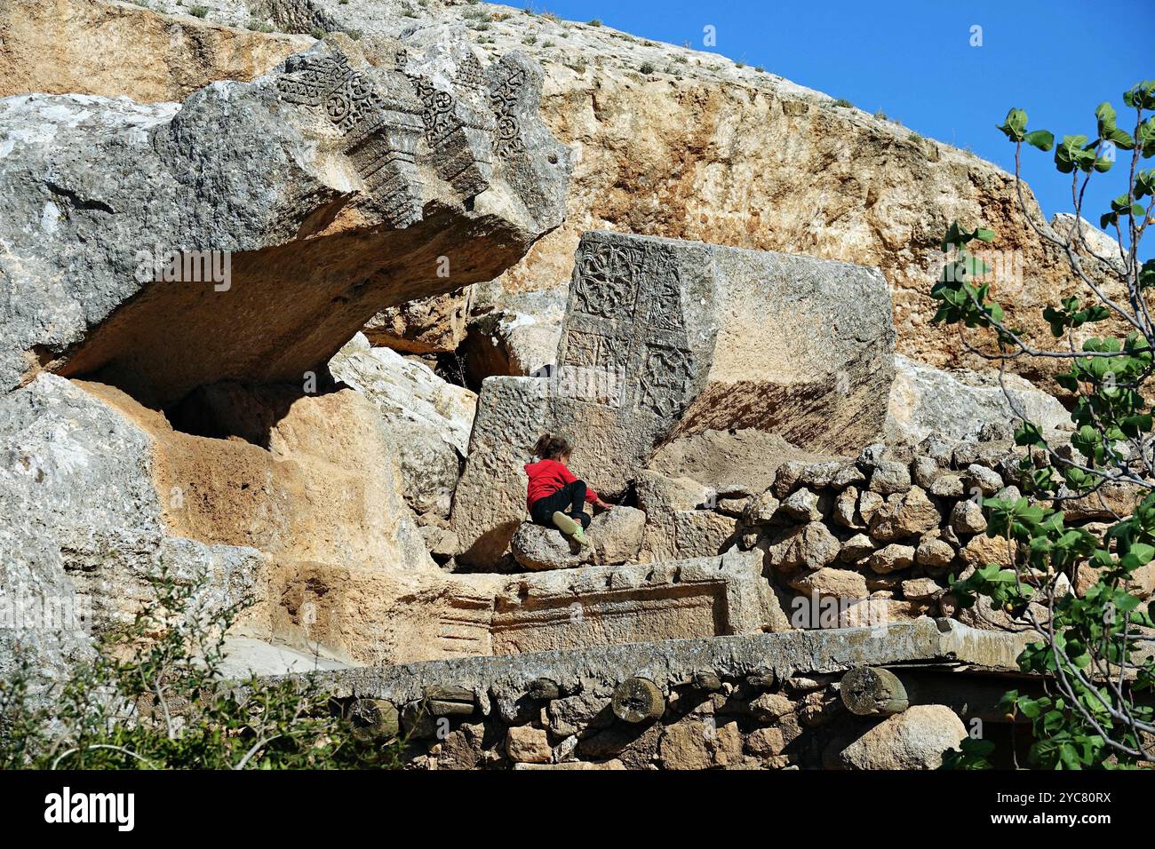 Sanliurfa, Turquie. 19 octobre 2024. Le monument historique avec des inscriptions vues dans l'arrière-cour du temple syriaque. Dans le village de Buyuk Senem, à environ 70 kilomètres de la ville de Sanliurfa dans le sud-est de la Turquie, les anciennes grottes de Senem dans la même zone que le magnifique temple syriaque de 3 étages datant du Ve siècle après J.-C. sont utilisées par les villageois comme maisons et abris pour animaux. (Crédit image : © Mehmet Masum Suer/SOPA images via ZUMA Press Wire) USAGE ÉDITORIAL SEULEMENT! Non destiné à UN USAGE commercial ! Banque D'Images