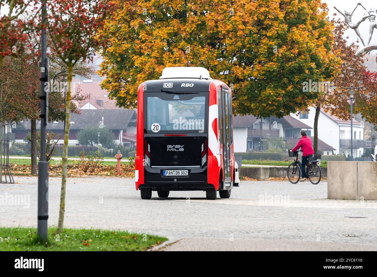 Bad Birnbach, Bavière, Allemagne - 21 octobre 2024 : la navette autonome EasyMile EZ10 de Deutsche Bahn à Bad Birnbach fonctionne électriquement et sans chauffeur. Il est utilisé pour les transports publics locaux et offre un espace pour jusqu'à 12 passagers *** Der autonome Shuttle-bus EasyMile EZ10 der Deutschen Bahn à Bad Birnbach fährt elektrisch und ohne Fahrer. Er dient dem öffentlichen Nahverkehr und bietet Platz für bis zu 12 Fahrgäste Banque D'Images