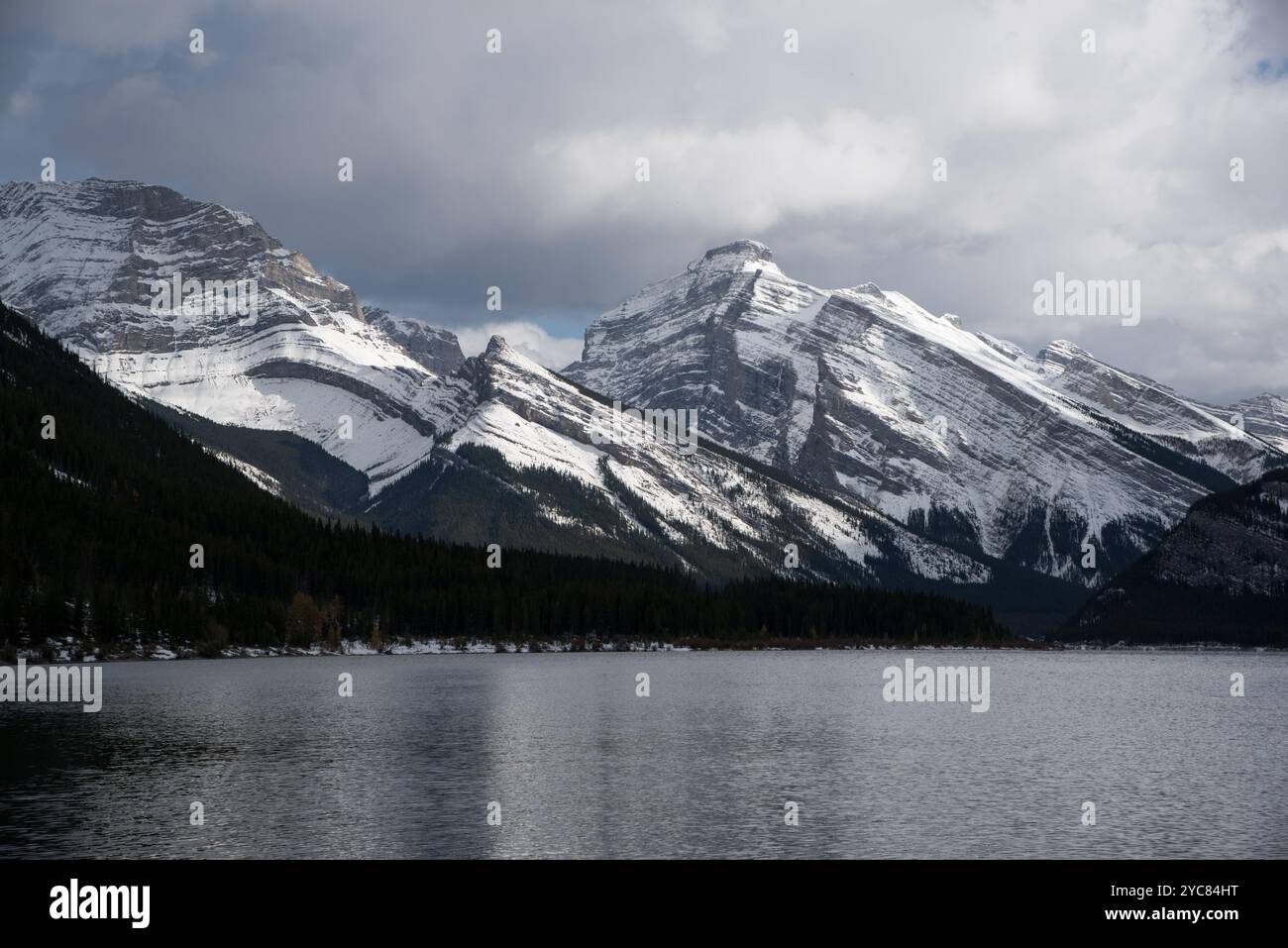 Montagnes Rocheuses canadiennes vues depuis le sentier Smith Dorrien dans le parc provincial Spray Valley en Alberta au Canada Die kanadischen montagnes Rocheuses im SPR Banque D'Images