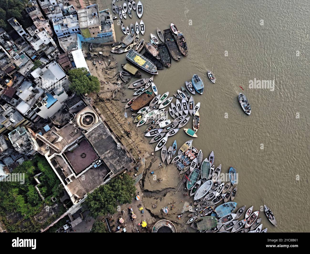 12.10.2024.Varanasi Uttar Pradesh Inde belle vue panoramique du célèbre lieu touristique sacré des ghats de Varanasi capturé avec drone en Inde Banque D'Images