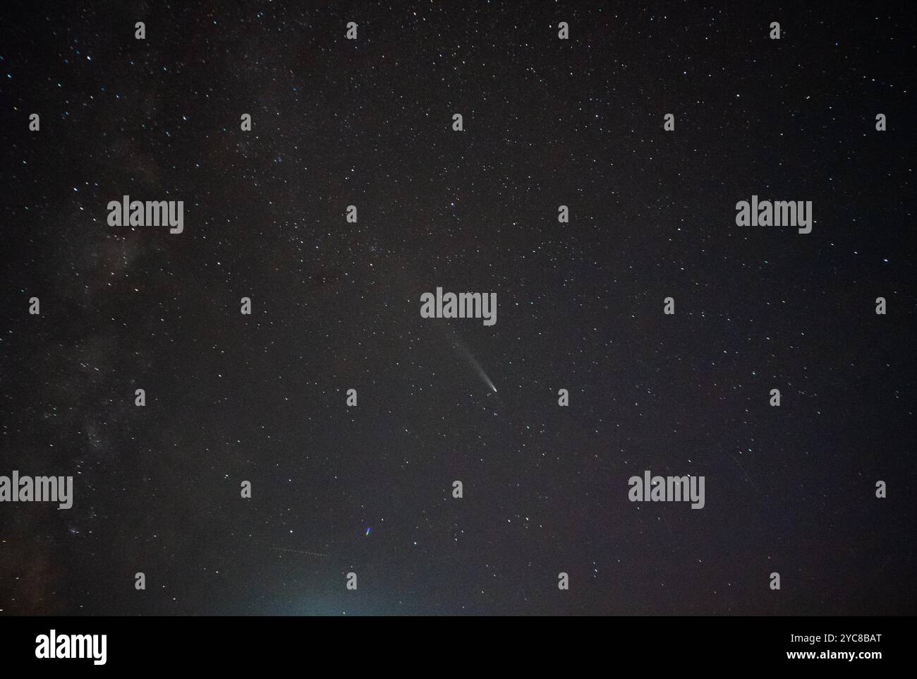 (241022) -- PULA, oct. 22, 2024 (Xinhua) -- la comète C/2023 A3 (ATLAS de Tsuchinshan) est vue dans le ciel au-dessus de Pula, Croatie, oct. 21, 2024. (SASA Miljevic/PIXSELL via Xinhua) Banque D'Images