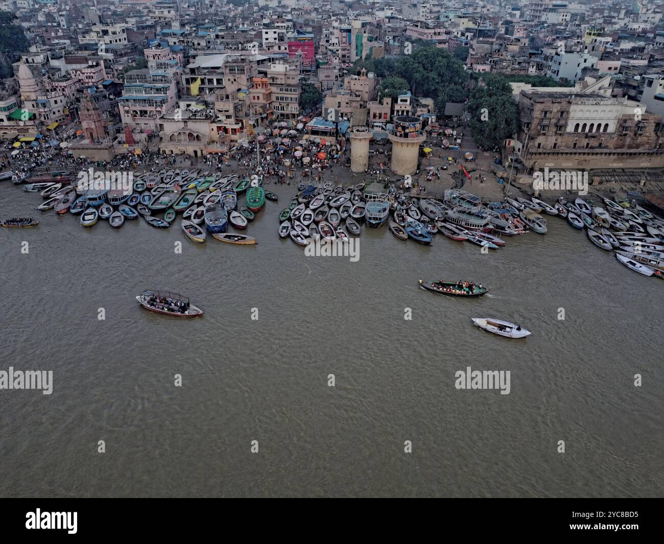 12.10.2024.Varanasi Uttar Pradesh Inde belle vue panoramique du célèbre lieu touristique sacré des ghats de Varanasi capturé avec drone en Inde Banque D'Images