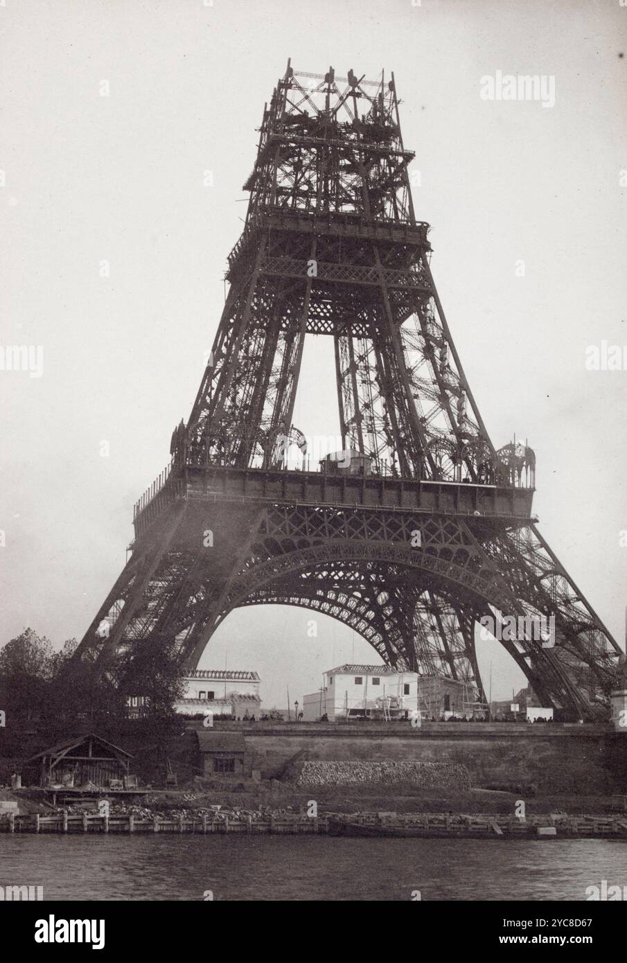 La construction de la Tour Eiffel à Paris. La tour devait être la pièce maîtresse de l'exposition parisienne de 1889 qui marquait le 100e anniversaire de la Révolution française. Il devait durer 20 ans mais a été sauvé par les expériences vécues par Gustave Eiffel, telles que la communication radio. Il est visité par 7 millions de personnes par an. La photo n'est pas datée, mais la comparaison avec des photos datées met cela autour d'août/septembre 1888. Banque D'Images
