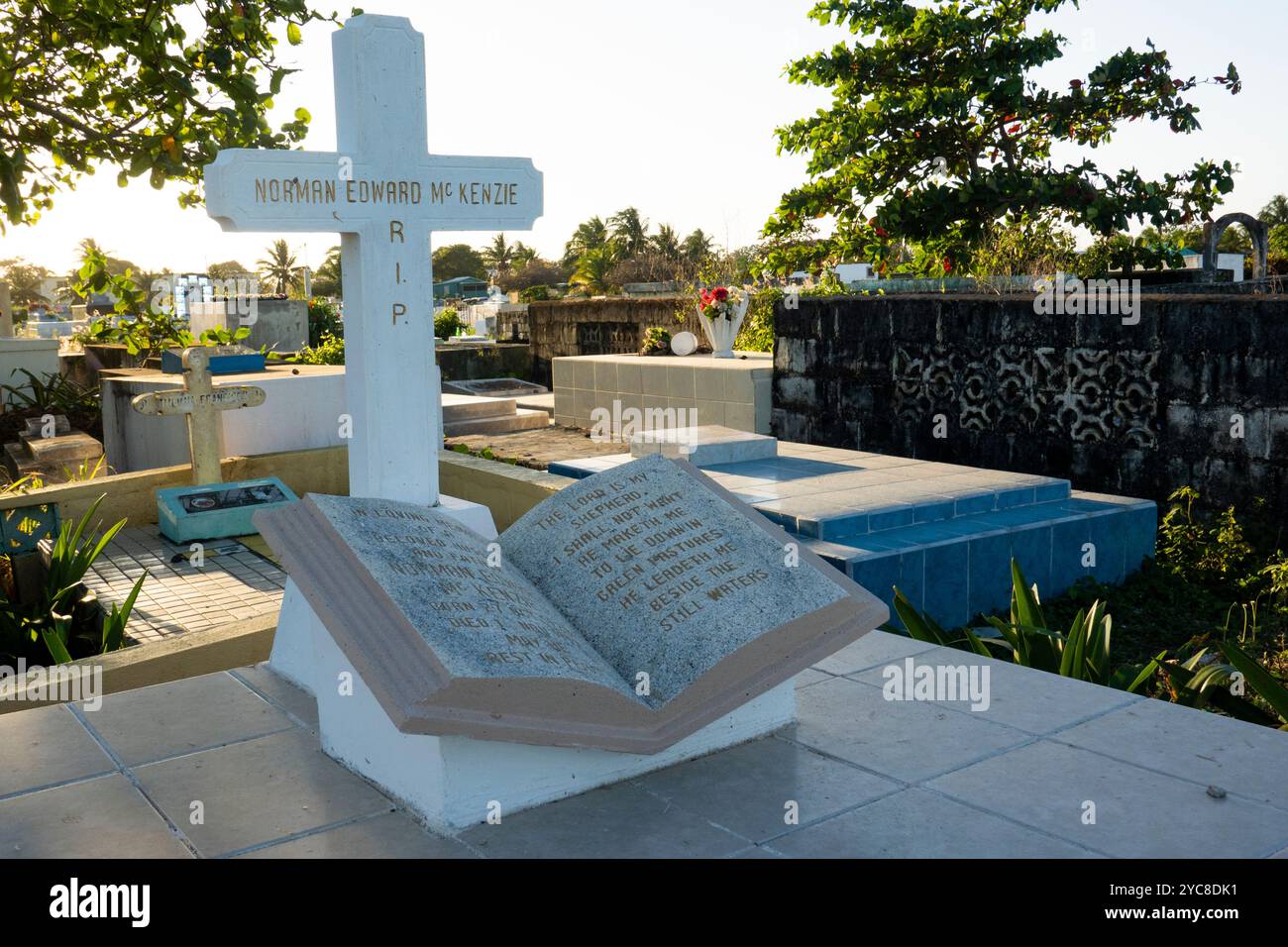 Croix et Bible dans un cimetière de Dangriga, Belize Banque D'Images