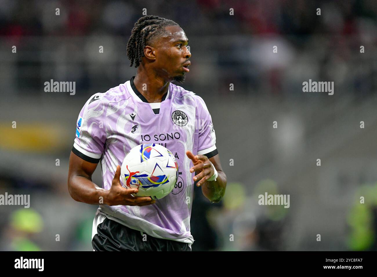 Milan, Italie. 19 octobre 2024. Kingsley Ehizibue (19 ans) d'Udinese vu lors du match de Serie A entre AC Milan et Udinese à San Siro à Milan. Banque D'Images