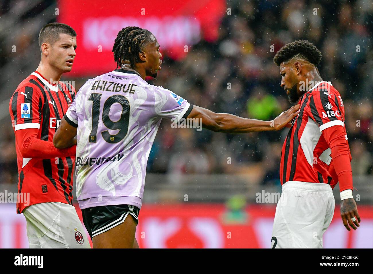 Milan, Italie. 19 octobre 2024. Kingsley Ehizibue (19 ans) d'Udinese et Emerson Royal (22 ans) d'AC Milan ont vu lors du match de Serie A entre AC Milan et Udinese à San Siro à Milan. Banque D'Images