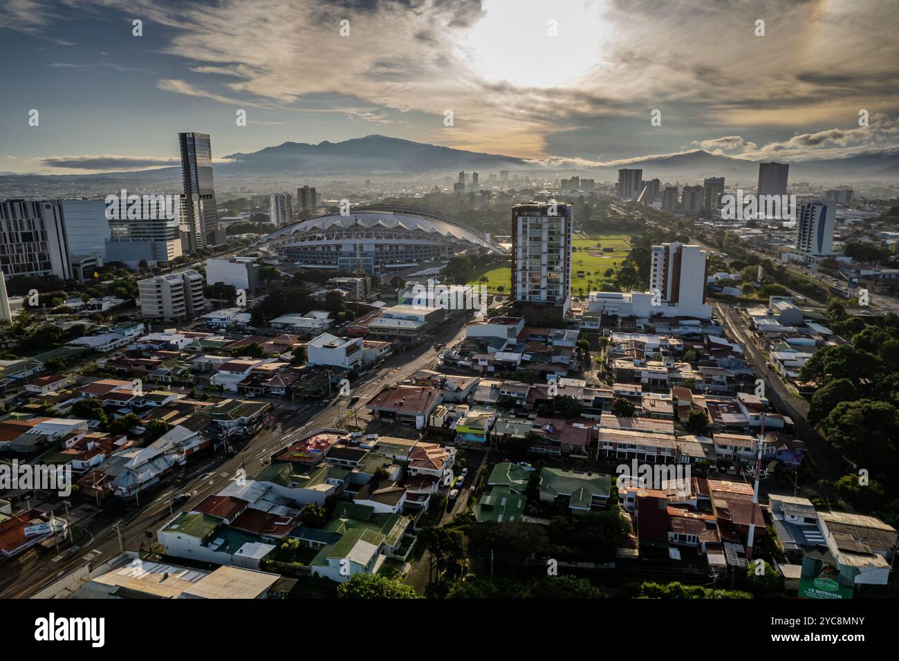 Belle vue aérienne du centre-ville de San Jose et du parc métropolitain Sabana au Costa Rica Banque D'Images